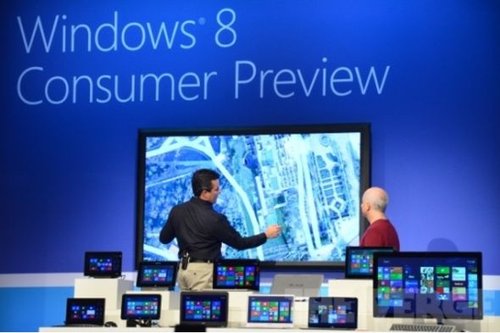 微软将开始销售82寸巨型Windows 8平板电脑（腾讯科技配图）