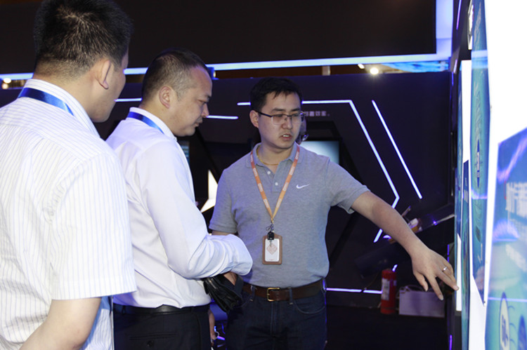 天互数据创始人张彦华与阿里云项目负责人进行云产品开发交流