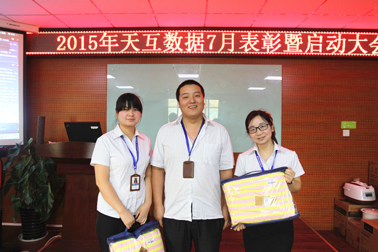 天互数据2015“杜超杯”乒乓球大赛女双冠军员工合影