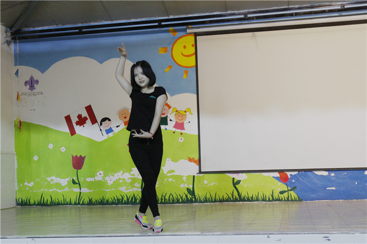 天互员工为太阳村儿童表演舞蹈，提前欢庆六一儿童节