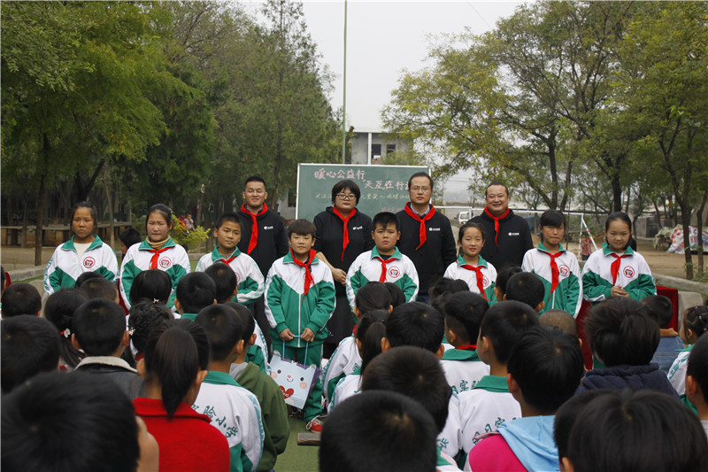 天互数据领导们为明日实验小学赠送暖心大礼包