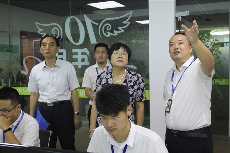 天互数据总经理张彦华为管局领导介绍机房监控大厅