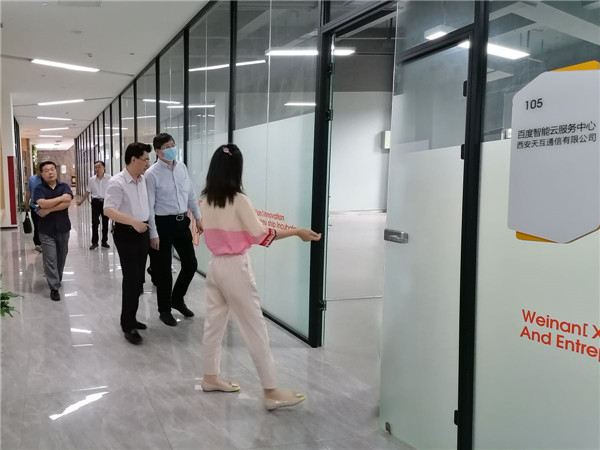 陕西省科技厅领导一行参观百度智能云陕西服务中心AI展厅